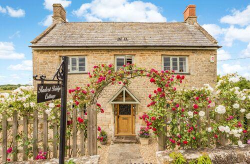 Last Minute Cottages - Radcot Bridge Cottage, Radcot