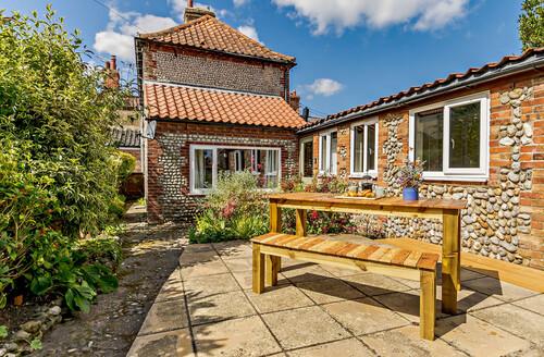 Last Minute Cottages - Hidden Loke Cottage