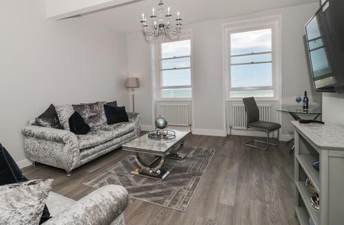 Last Minute Cottages - Royal Terrace View