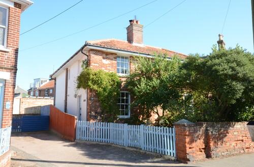 Last Minute Cottages - Pebble Beach Cottage, Aldeburgh